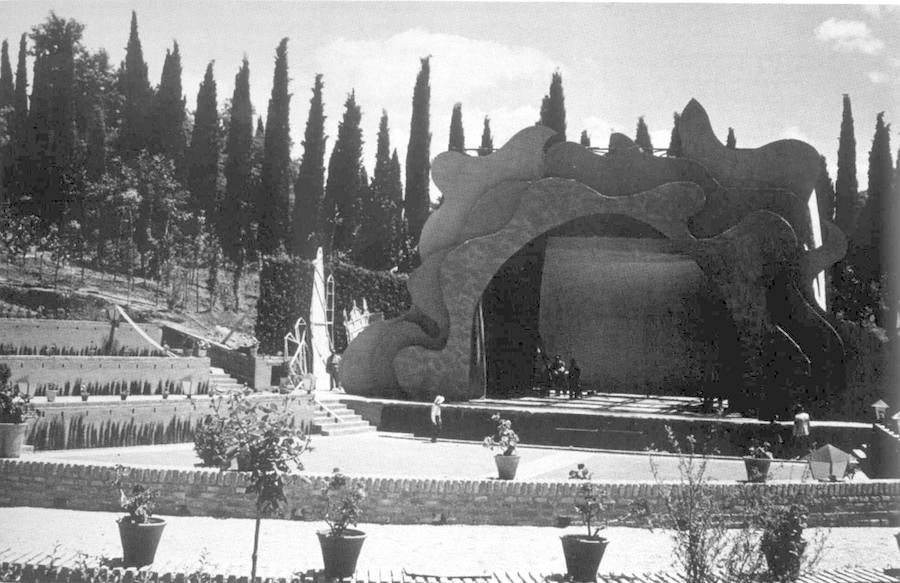 Montaje del escenario para el espectáculo inaugural del teatro de los jardines del Generalife