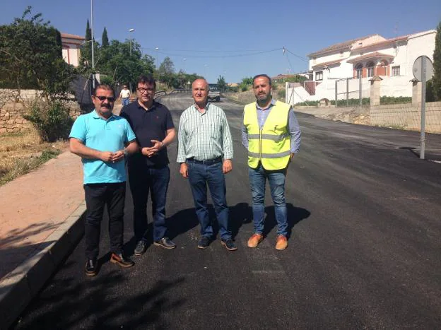 Visita de las autoridades a las obras de la carretera de acceso a Castillo de Locubín. 