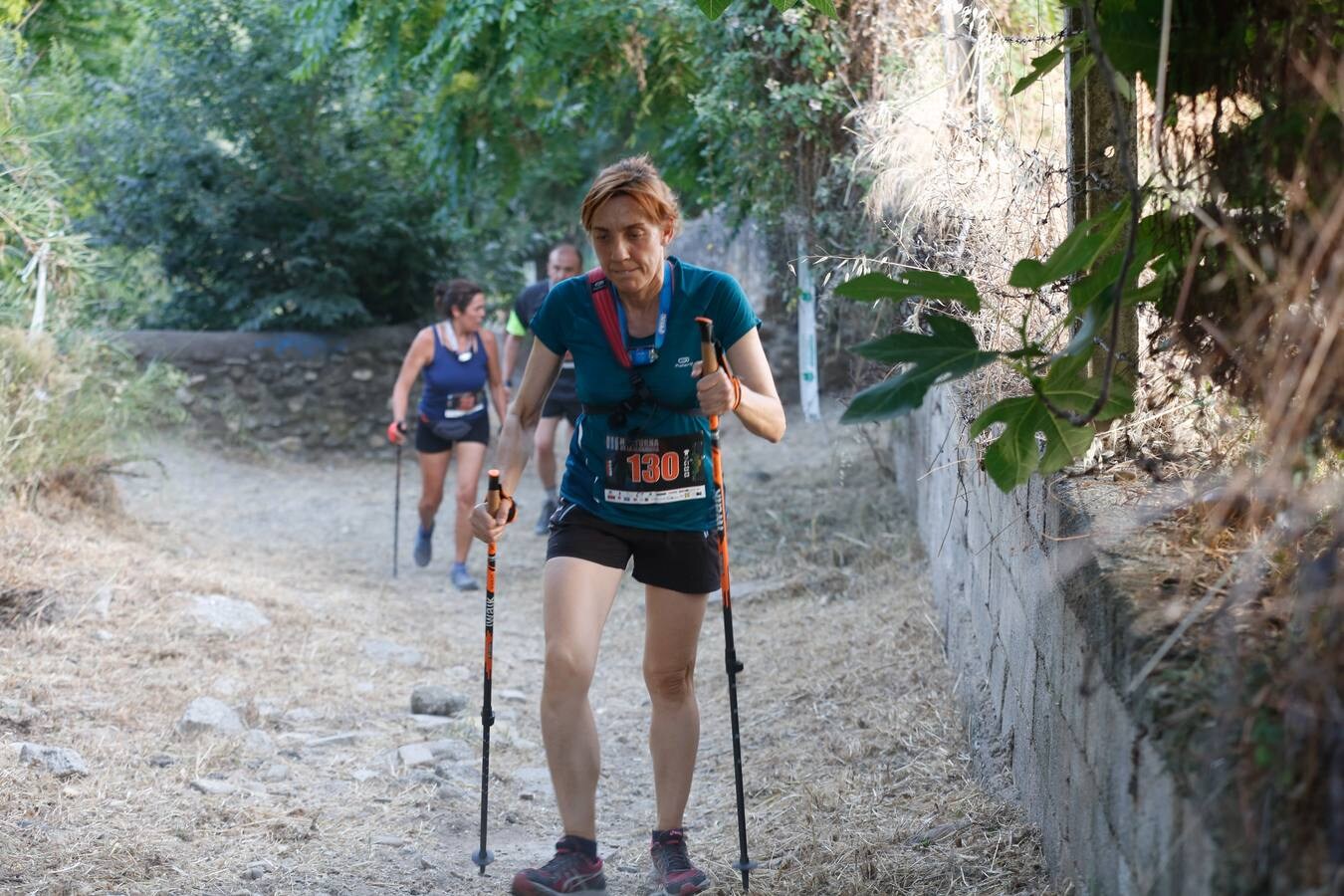 Mientras muchos granadinos pasaban el fin de semana en la playa, en la capital se celebró la III Carrera Nocturna de la Alhambra, parte de la Copa Andaluza de Marcha Nórdica, con cerca de 300 participantes sumando sus tres modalidades