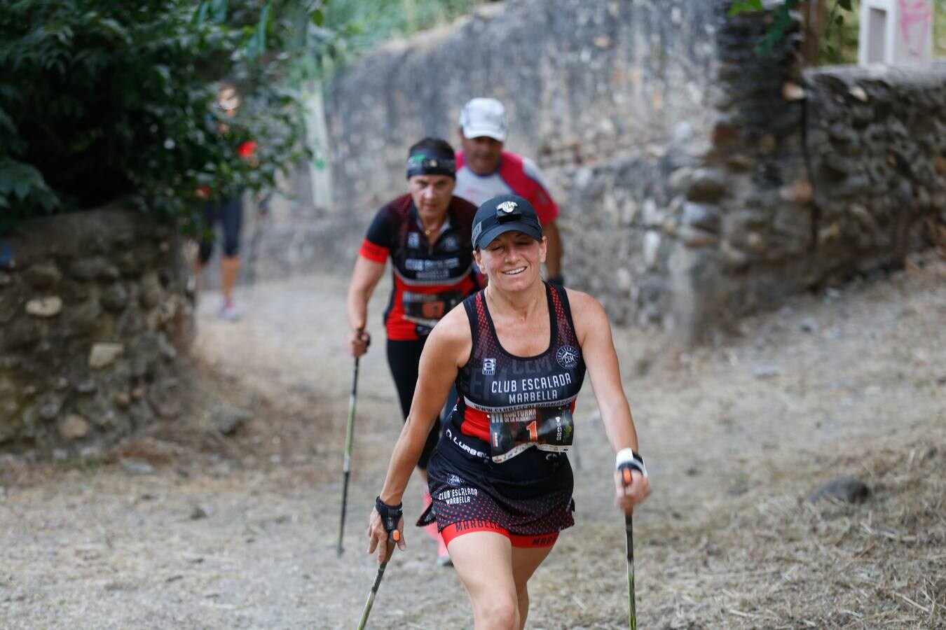 Mientras muchos granadinos pasaban el fin de semana en la playa, en la capital se celebró la III Carrera Nocturna de la Alhambra, parte de la Copa Andaluza de Marcha Nórdica, con cerca de 300 participantes sumando sus tres modalidades