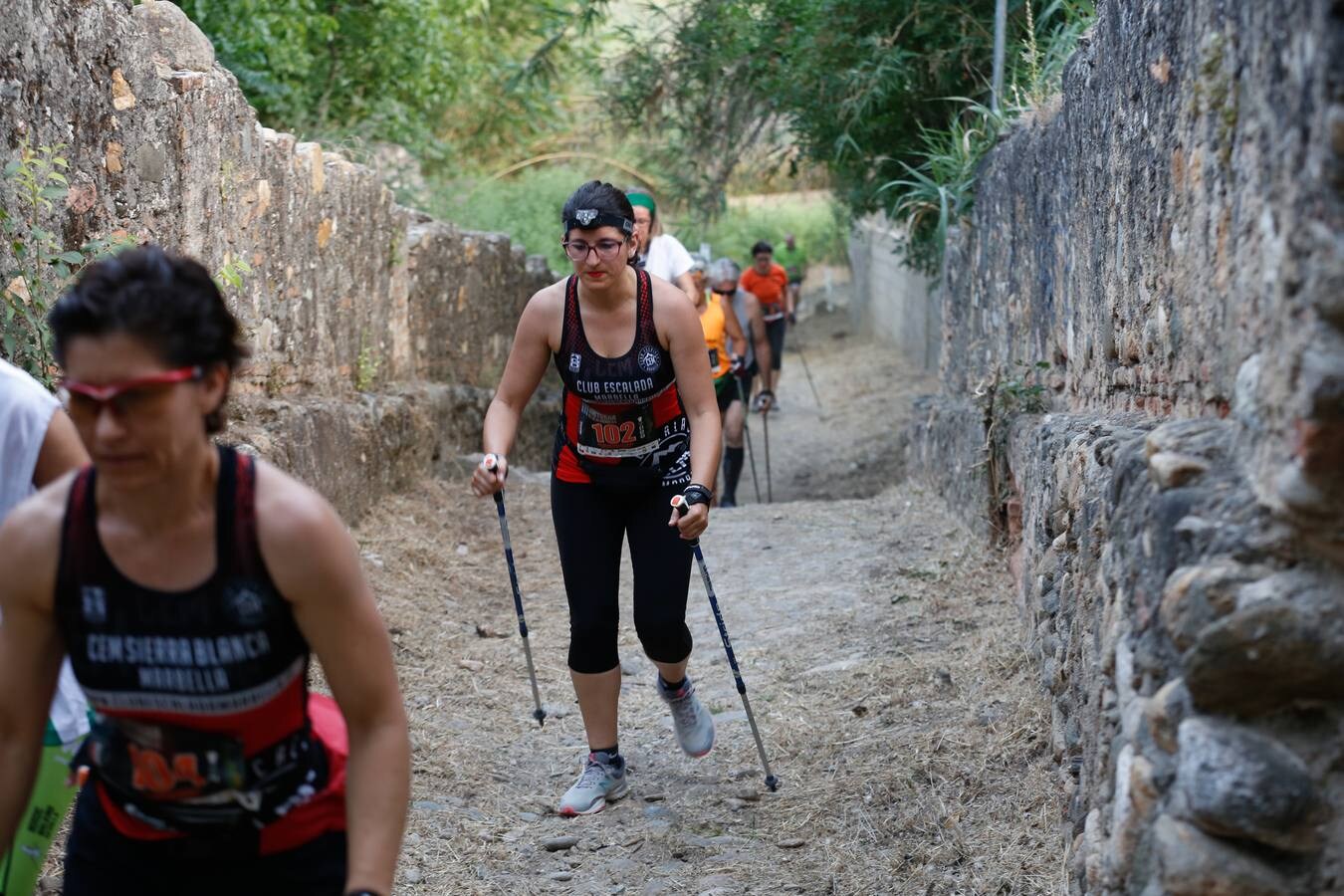 Mientras muchos granadinos pasaban el fin de semana en la playa, en la capital se celebró la III Carrera Nocturna de la Alhambra, parte de la Copa Andaluza de Marcha Nórdica, con cerca de 300 participantes sumando sus tres modalidades