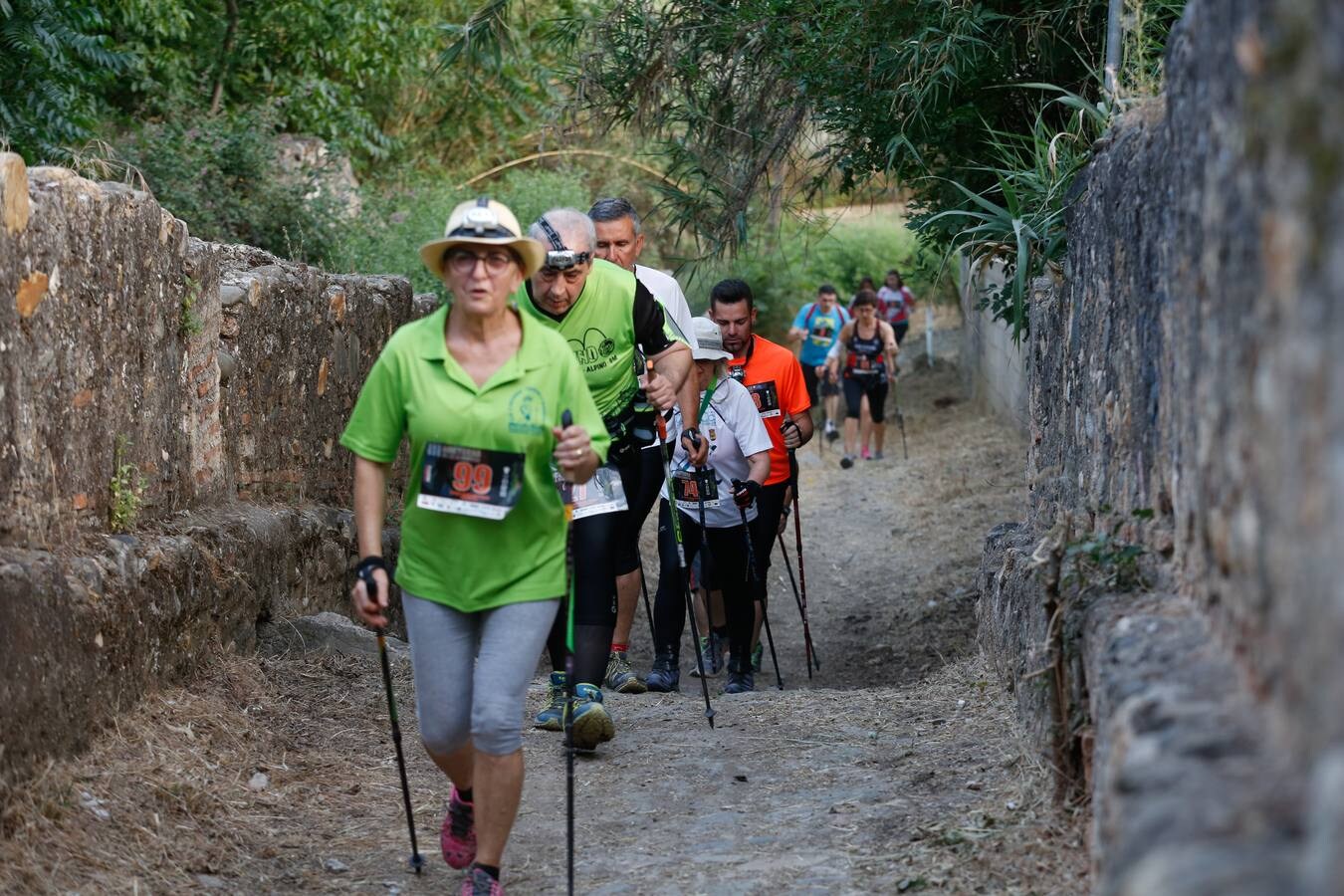 Mientras muchos granadinos pasaban el fin de semana en la playa, en la capital se celebró la III Carrera Nocturna de la Alhambra, parte de la Copa Andaluza de Marcha Nórdica, con cerca de 300 participantes sumando sus tres modalidades