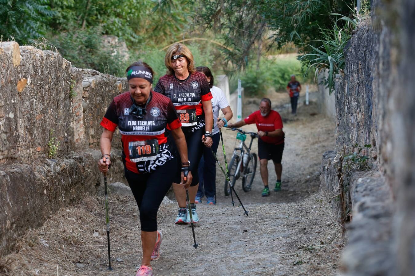 Mientras muchos granadinos pasaban el fin de semana en la playa, en la capital se celebró la III Carrera Nocturna de la Alhambra, parte de la Copa Andaluza de Marcha Nórdica, con cerca de 300 participantes sumando sus tres modalidades