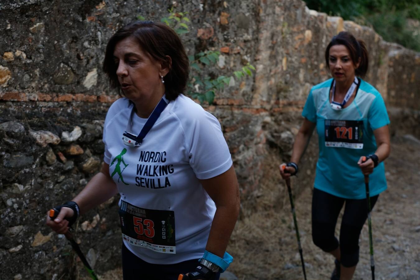 Mientras muchos granadinos pasaban el fin de semana en la playa, en la capital se celebró la III Carrera Nocturna de la Alhambra, parte de la Copa Andaluza de Marcha Nórdica, con cerca de 300 participantes sumando sus tres modalidades