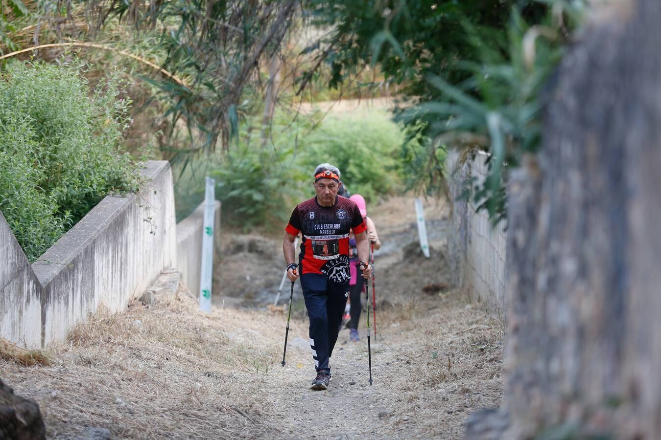 Mientras muchos granadinos pasaban el fin de semana en la playa, en la capital se celebró la III Carrera Nocturna de la Alhambra, parte de la Copa Andaluza de Marcha Nórdica, con cerca de 300 participantes sumando sus tres modalidades