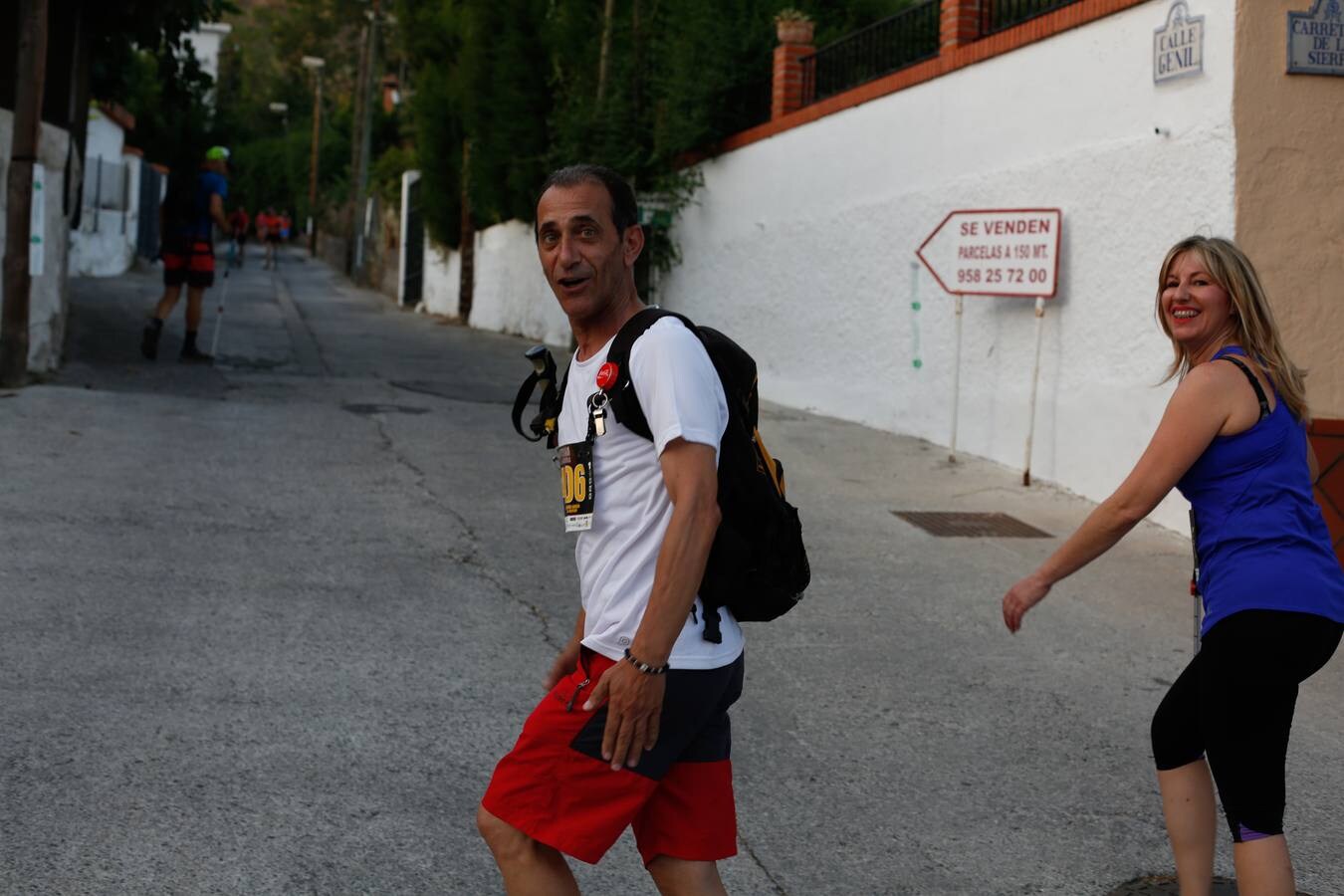 Mientras muchos granadinos pasaban el fin de semana en la playa, en la capital se celebró la III Carrera Nocturna de la Alhambra, parte de la Copa Andaluza de Marcha Nórdica, con cerca de 300 participantes sumando sus tres modalidades
