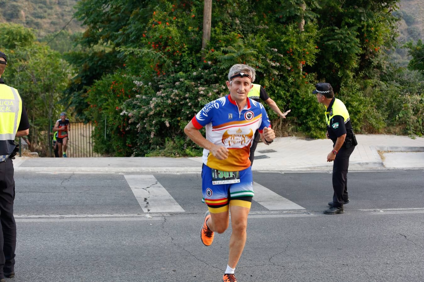 Mientras muchos granadinos pasaban el fin de semana en la playa, en la capital se celebró la III Carrera Nocturna de la Alhambra, parte de la Copa Andaluza de Marcha Nórdica, con cerca de 300 participantes sumando sus tres modalidades