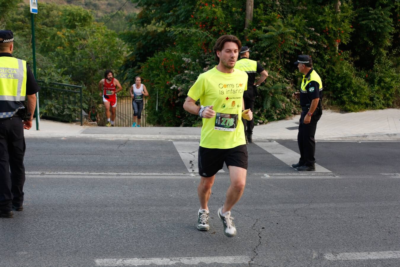 Mientras muchos granadinos pasaban el fin de semana en la playa, en la capital se celebró la III Carrera Nocturna de la Alhambra, parte de la Copa Andaluza de Marcha Nórdica, con cerca de 300 participantes sumando sus tres modalidades