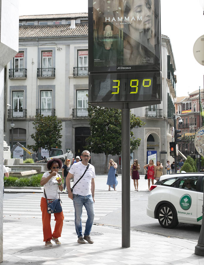La ciudad se llena de foráneos en un fin de semana donde los granadinos han preferido la playa