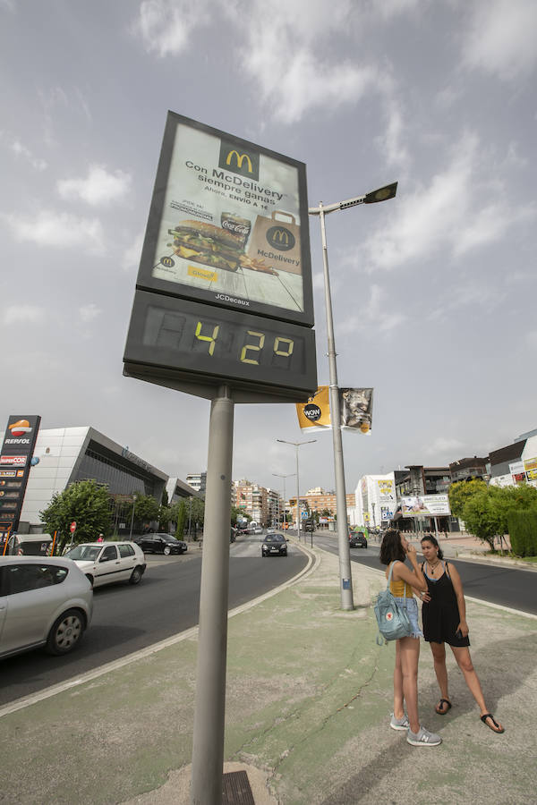 La ciudad se llena de foráneos en un fin de semana donde los granadinos han preferido la playa