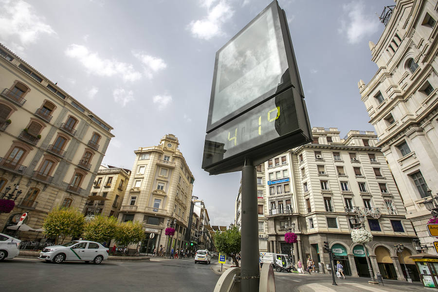 La ciudad se llena de foráneos en un fin de semana donde los granadinos han preferido la playa