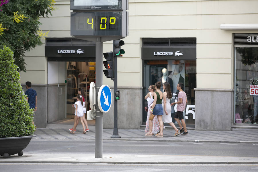 La ciudad se llena de foráneos en un fin de semana donde los granadinos han preferido la playa