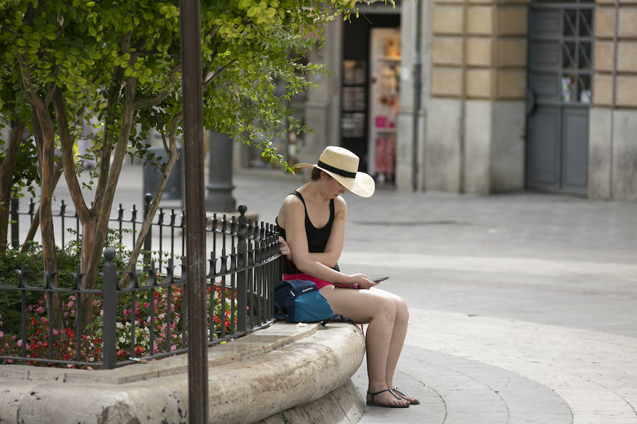 La ciudad se llena de foráneos en un fin de semana donde los granadinos han preferido la playa
