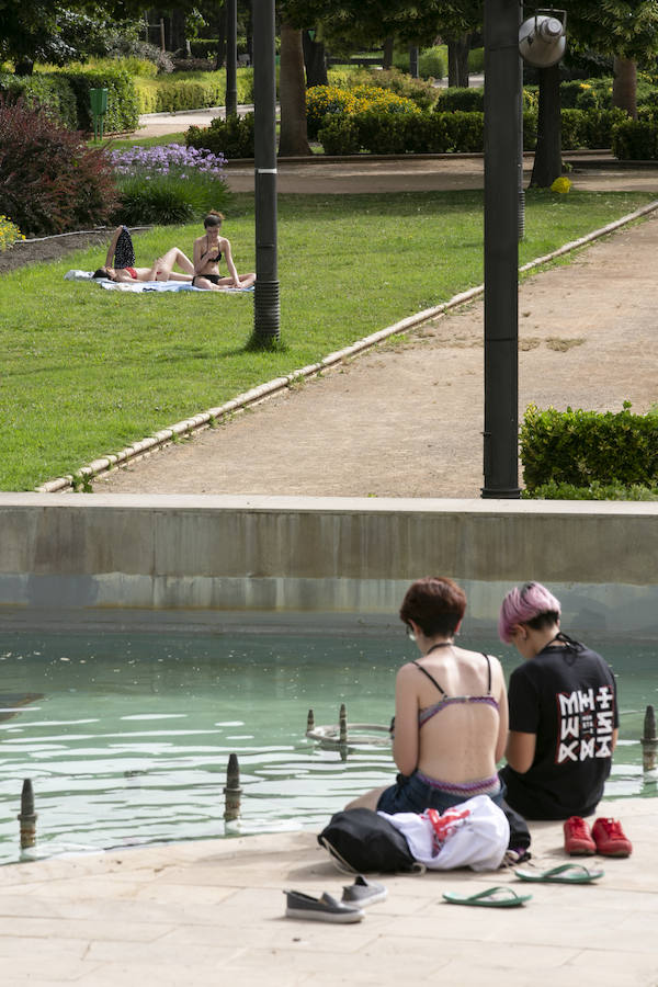La ciudad se llena de foráneos en un fin de semana donde los granadinos han preferido la playa