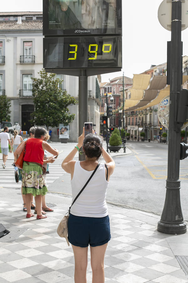 La ciudad se llena de foráneos en un fin de semana donde los granadinos han preferido la playa