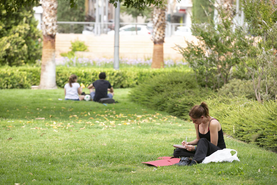 La ciudad se llena de foráneos en un fin de semana donde los granadinos han preferido la playa