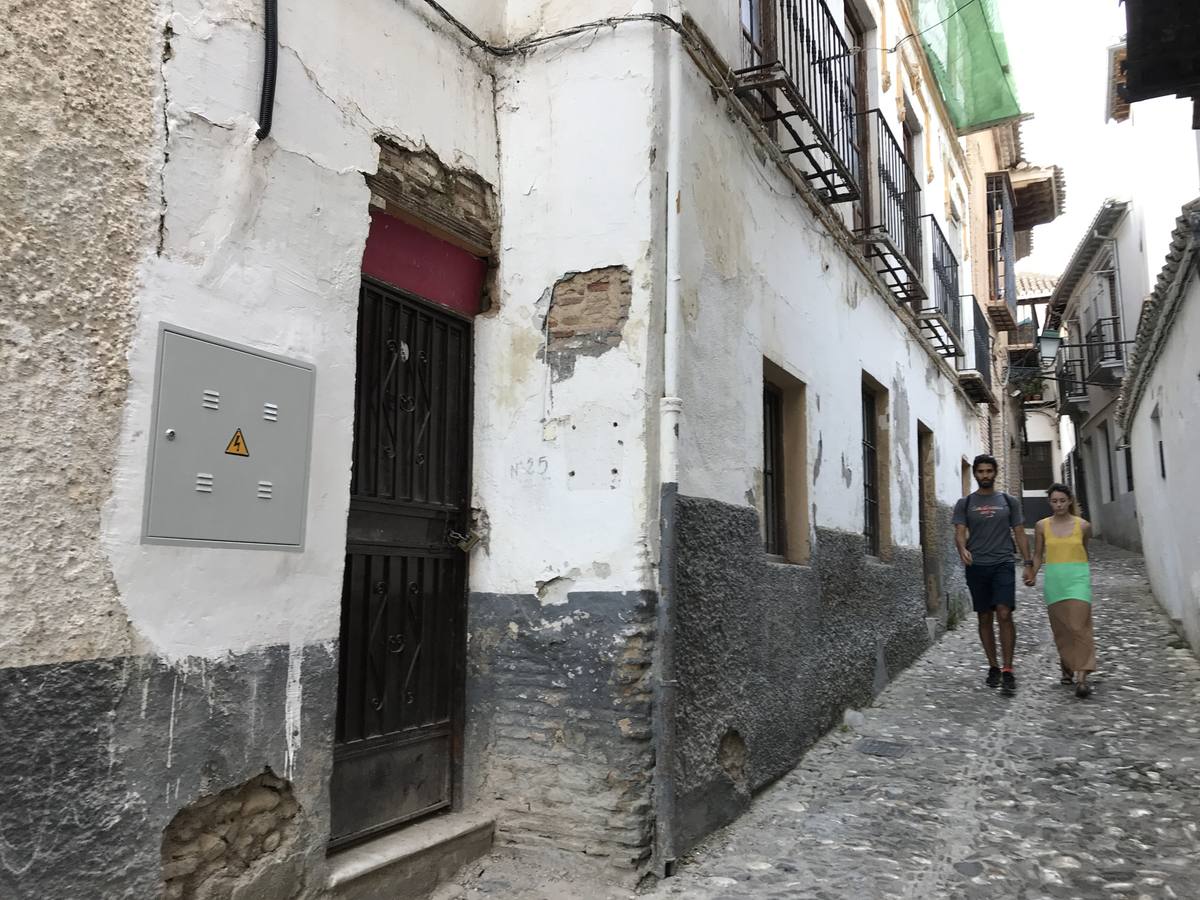 El edificio situado en el número 25 de la calle Tiña está declarado ruina legal urbanístiva y se pide a sus dueños que hagan obras de conservación. 