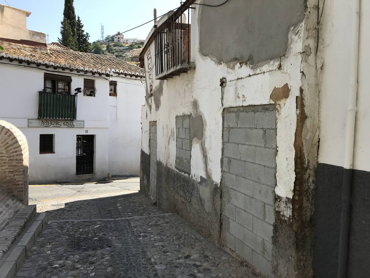 Otro de los edificios declarados en ruinas en los últimos tres años es este situado en la plaza del Salvador número 12.