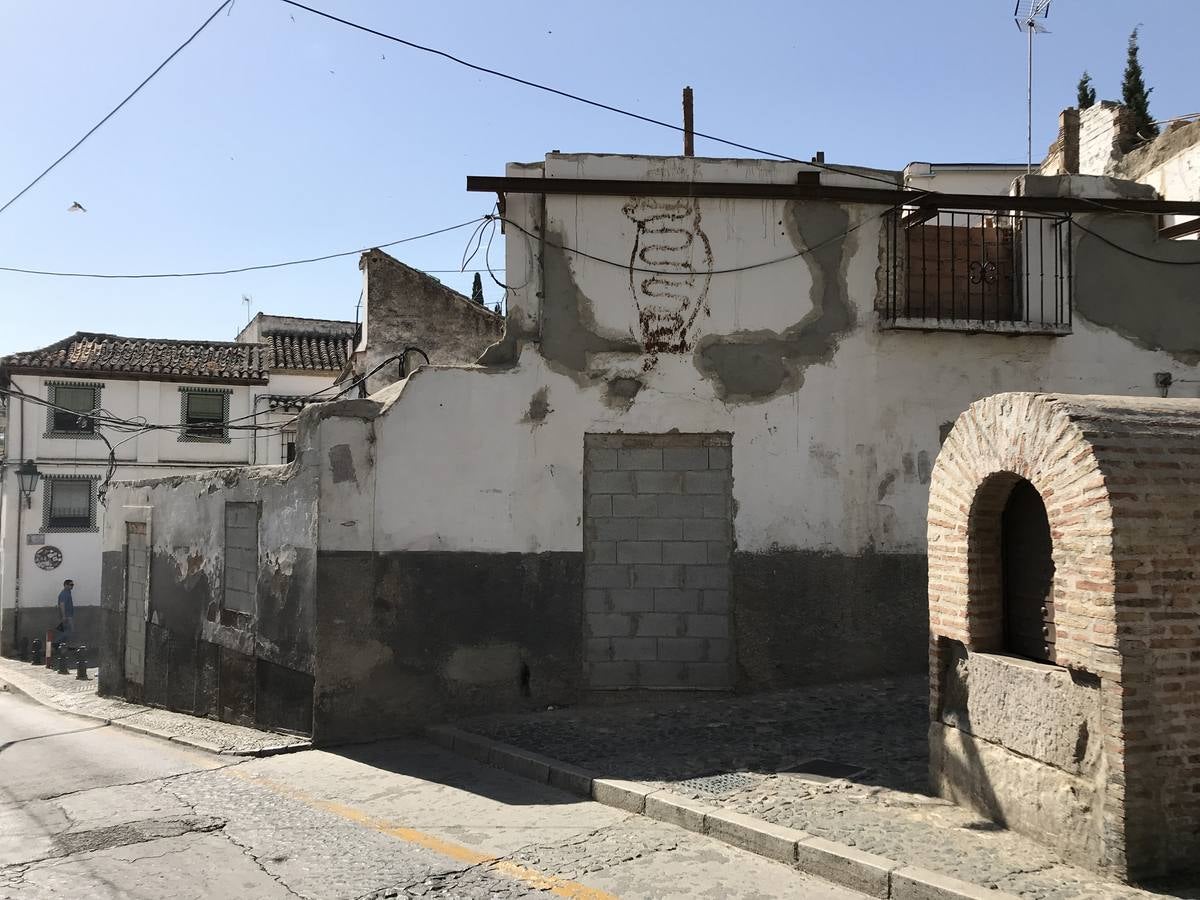 Otro de los edificios declarados en ruinas en los últimos tres años es este situado en la plaza del Salvador número 12.