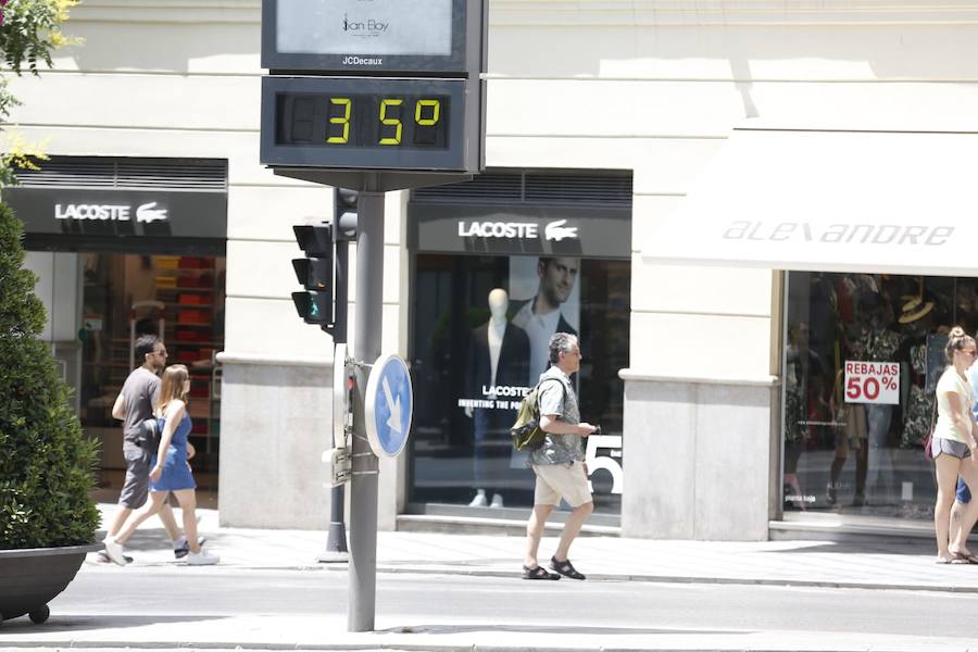 La ciudad se llena de foráneos en un fin de semana donde los granadinos han preferido la playa