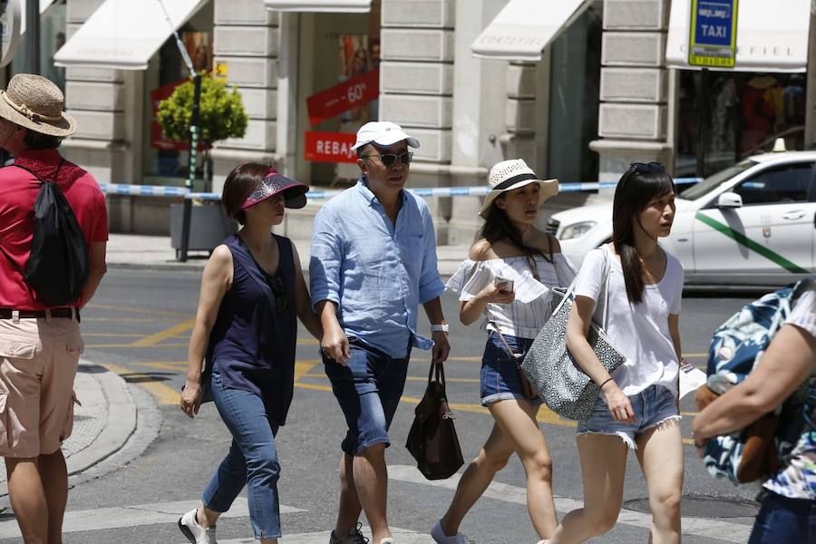 La ciudad se llena de foráneos en un fin de semana donde los granadinos han preferido la playa