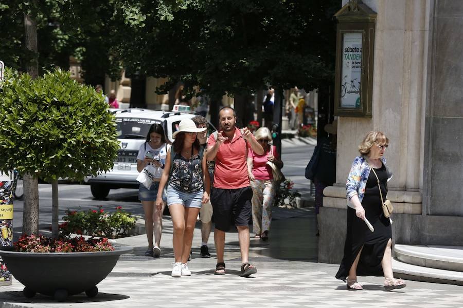 La ciudad se llena de foráneos en un fin de semana donde los granadinos han preferido la playa