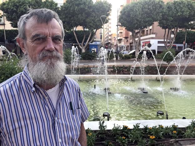 Miguel Moya Guirado, en la Rambla de Almería, la tarde de la entrevista en la que repasó su historia, ligada a la transformación social de Almería y a lo que será.