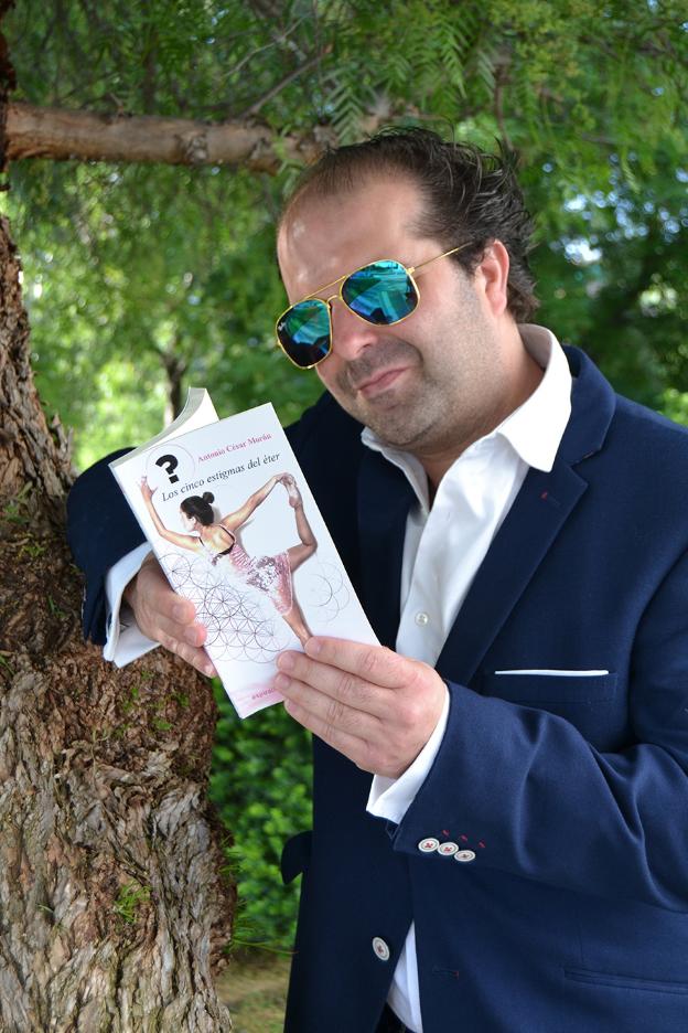 Antonio César Morón posa con su libro. 