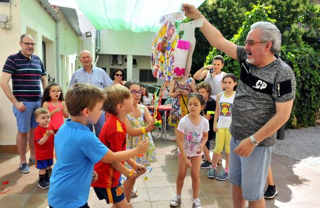 Niños participan en uno de los juegos propuestos por el colectivo vecinal. 