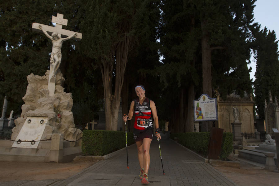 Mientras muchos granadinos pasaban el fin de semana en la playa, en la capital se celebró la III Carrera Nocturna de la Alhambra, parte de la Copa Andaluza de Marcha Nórdica, con cerca de 300 participantes sumando sus tres modalidades