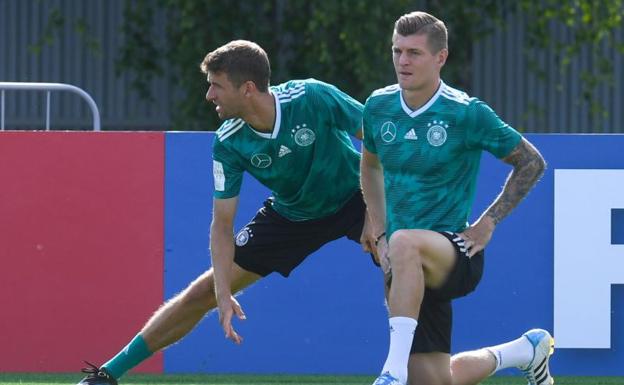 Thomas Müller y Toni Kroos, dos de las figuras de Alemania. 