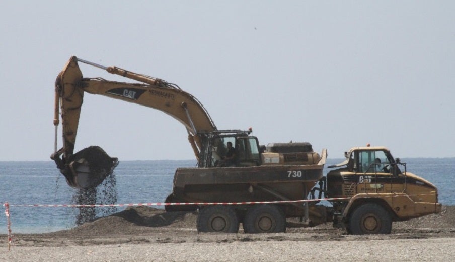 Bandera Negra 3-Playa de Poniente. Ecologistas en Acción denuncia en su informe que "el Servicio de Costas se dedica a sacar arena de esta playa para llevarla a Playa Granada, agravando, aún más si cabe, la situación de la playa provocando además cuantiosos daños materiales a las instalaciones de los concesionarios"