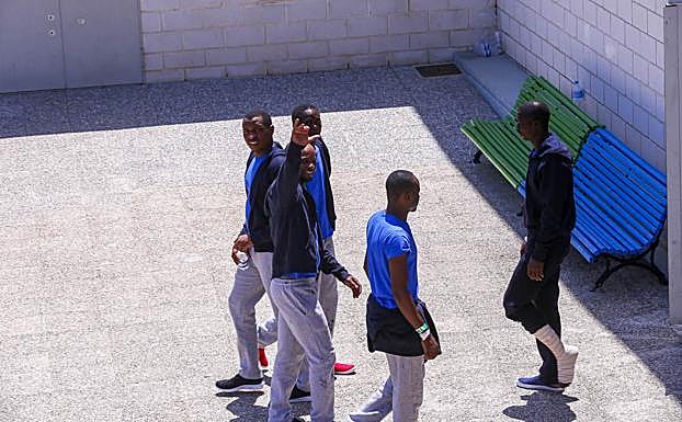 Imágenes de polideportivo de Motril acondicionado como centro de emergencia ante la llegada de inmigrantes en los últimos días. 
