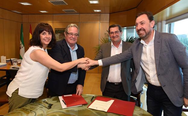 Firma del acuerdo entre la Diputación y Cruz Roja. 