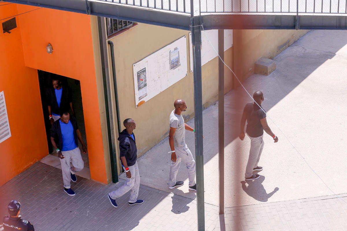 Cruz Roja está a la espera de recibir los permisos para poder para trasladar a las madres con hijos a hostales 