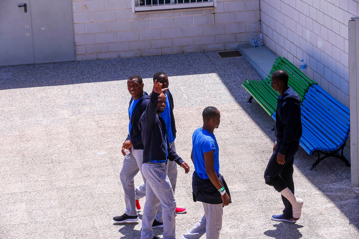 Cruz Roja está a la espera de recibir los permisos para poder para trasladar a las madres con hijos a hostales 