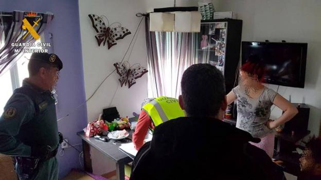 Imagen del registro de la Guardia Civil en la casa ocupada por el acusado del homicidio de Alhamar.