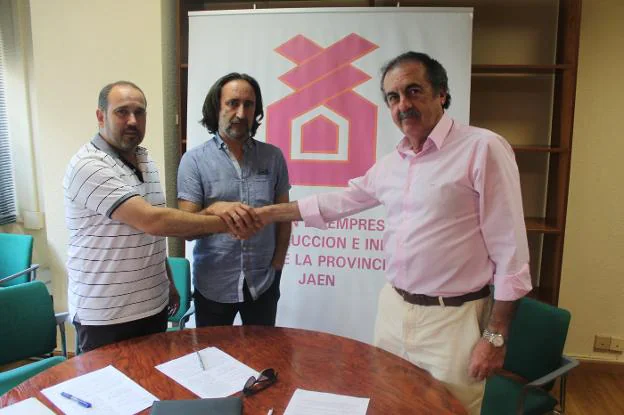 Antonio Marcos, Juan Jumillas y Francisco Chamorro ayer tras la firma. 