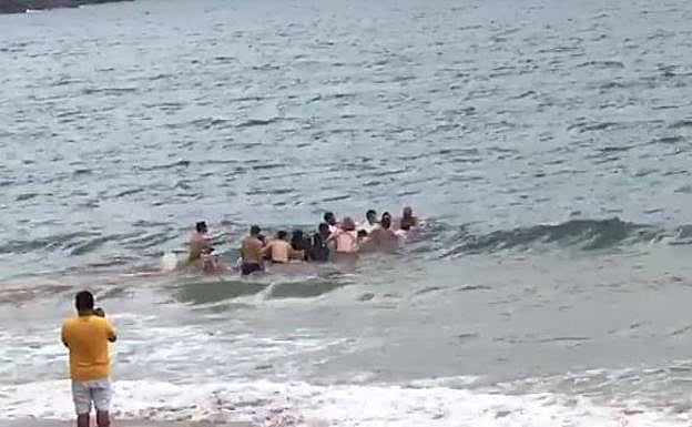 El rescate de una cría de ballena en una playa de España que emociona a las redes