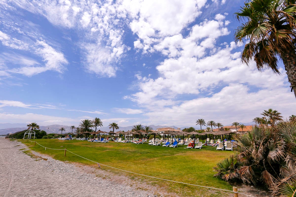 En Playa Granada los ecologistas denuncian las regeneraciones y que el hotel ocupa la servidumbre de tránsito.