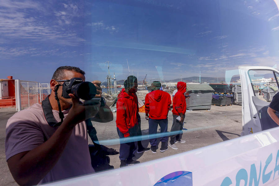 Motril está desborada por la crisis de inmigrantes que llegan a las costas andaluzas en las últimas horas. Esta tarde han salido a la calle 92 de la última tanda.