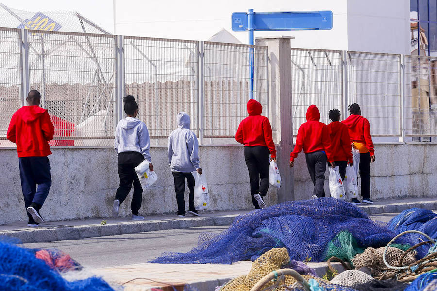 Motril está desborada por la crisis de inmigrantes que llegan a las costas andaluzas en las últimas horas. Esta tarde han salido a la calle 92 de la última tanda.