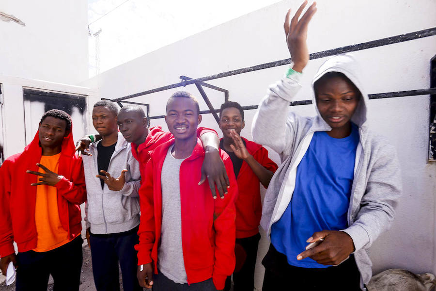 Motril está desborada por la crisis de inmigrantes que llegan a las costas andaluzas en las últimas horas. Esta tarde han salido a la calle 92 de la última tanda.