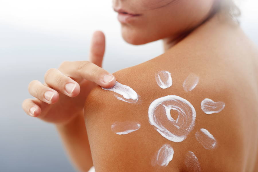 Hidratar la piel también por fuera es importante. Tienes que aplicarte crema a diario para evitar escamaciones, zonas deshidratadas o que acabes pelándote