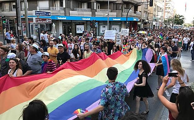 Más de 1.500 personas participan en la marcha por el Día del Orgullo LGTBIQ+ de Granada