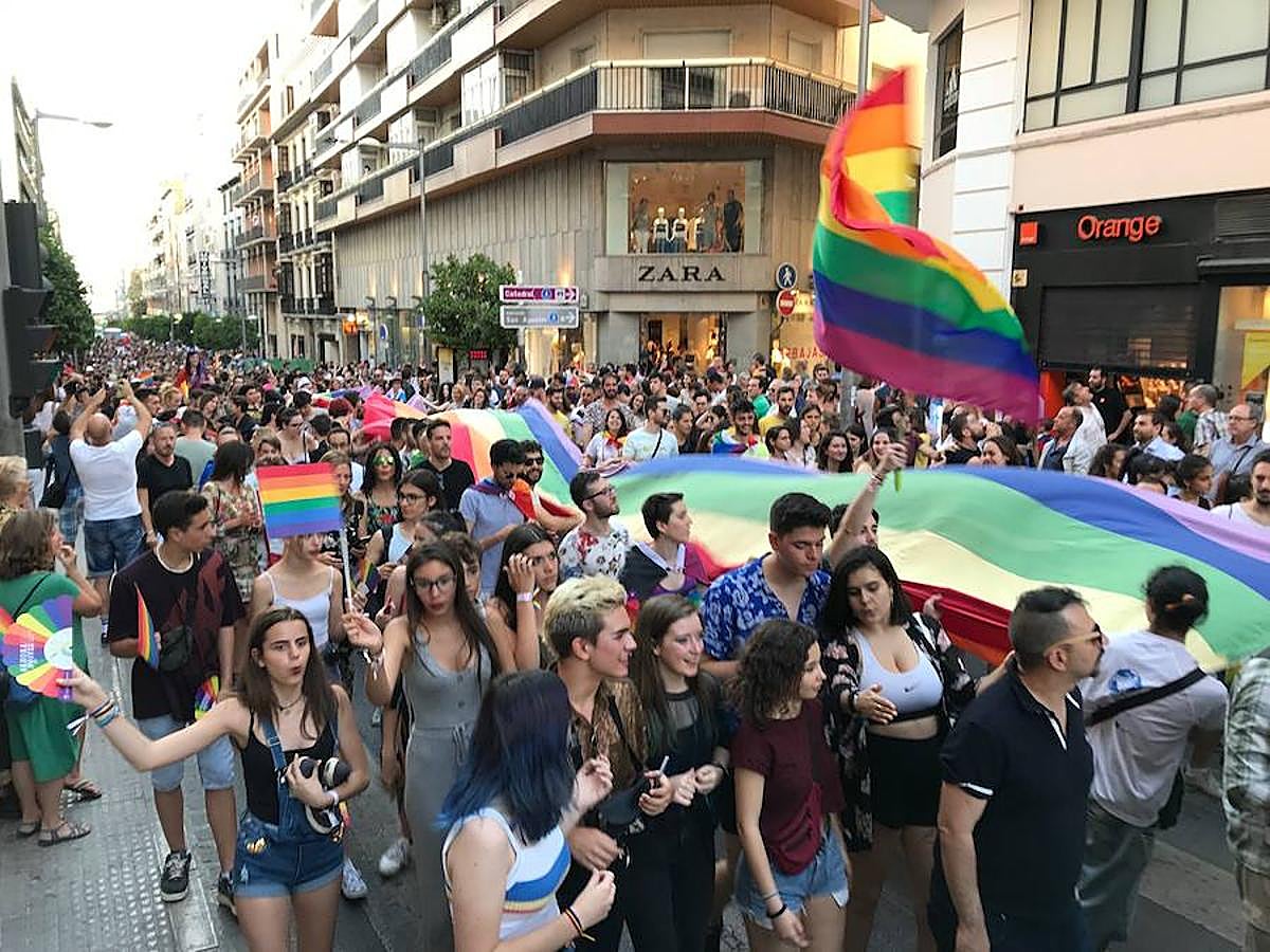 La marcha por el Orgullo LGTBIQ+ recorre las calles de la ciudad