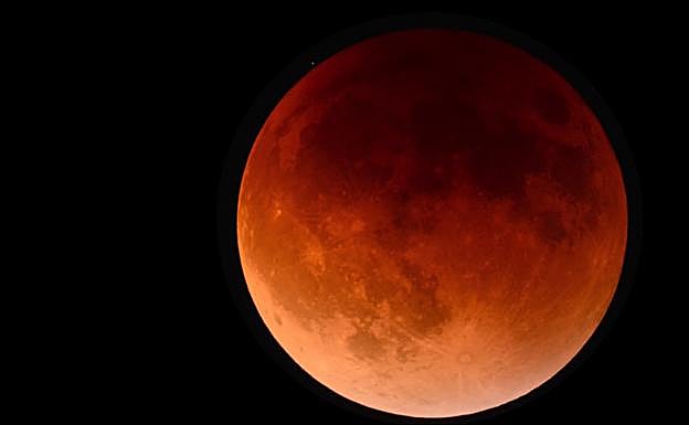 Llega el eclipse lunar más largo del siglo: así lo podrás ver desde España