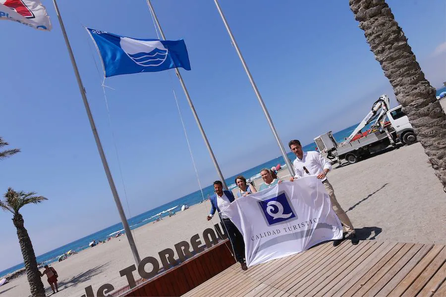 La delegada de la Junta en Granada ha izado el galardón y ha destacado la accesibilidad y calidad ambiental de esta playa como factores fundamentales para la promoción del destino