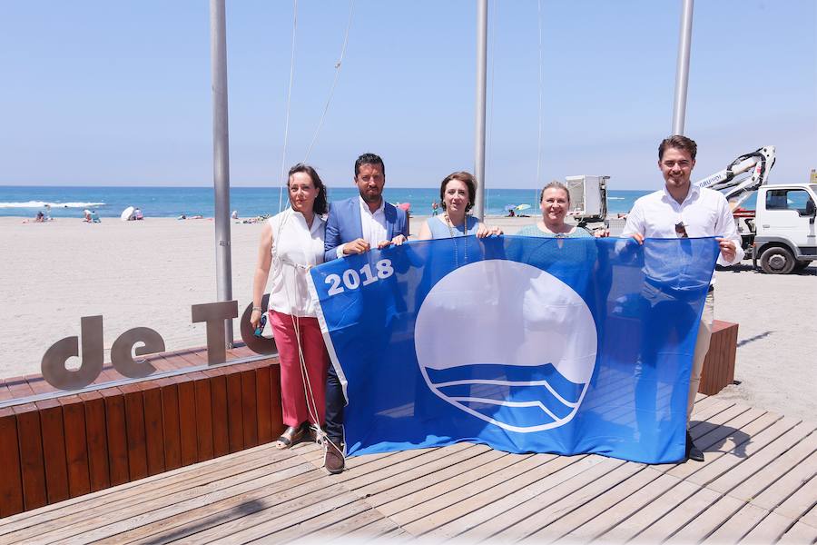 La delegada de la Junta en Granada ha izado el galardón y ha destacado la accesibilidad y calidad ambiental de esta playa como factores fundamentales para la promoción del destino