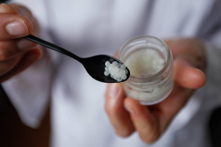 Una granja familiar en Cenes de la Vega produce este exclusivo manjar que se vende a 1.600 euros el kilo.